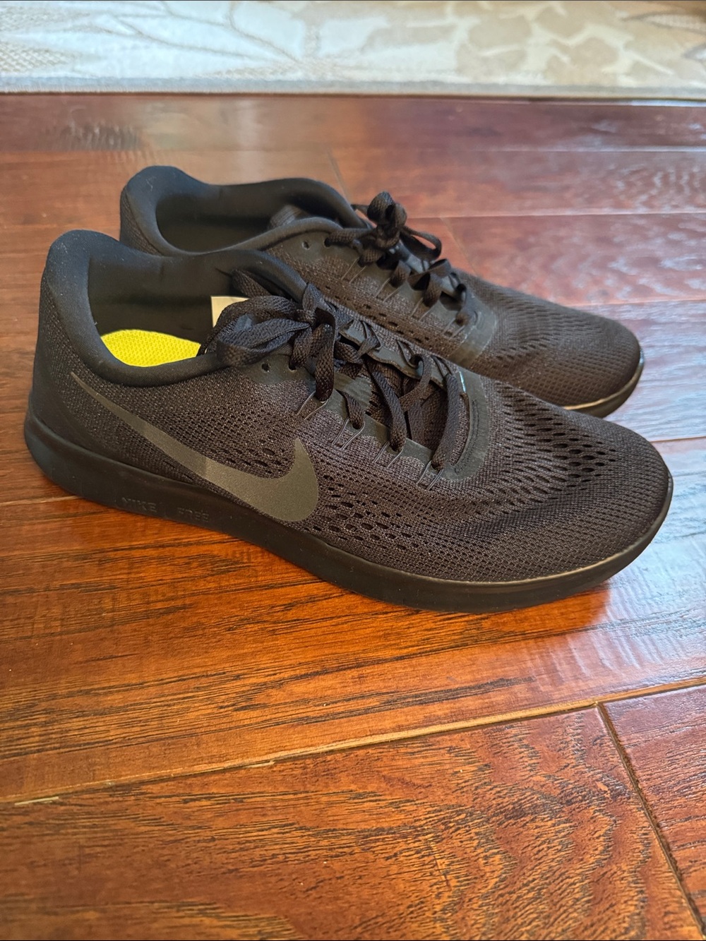 Nike women’s Black Athletic Running Shoes with Subtle Gray Swoosh